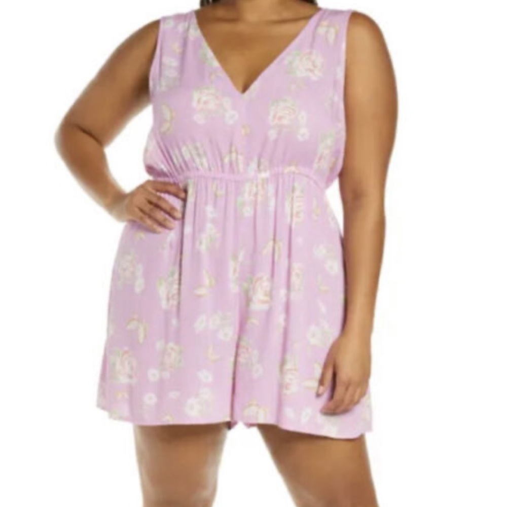 Nordstrom NWT floral romper. Elastic under bust to give you a nice shape!